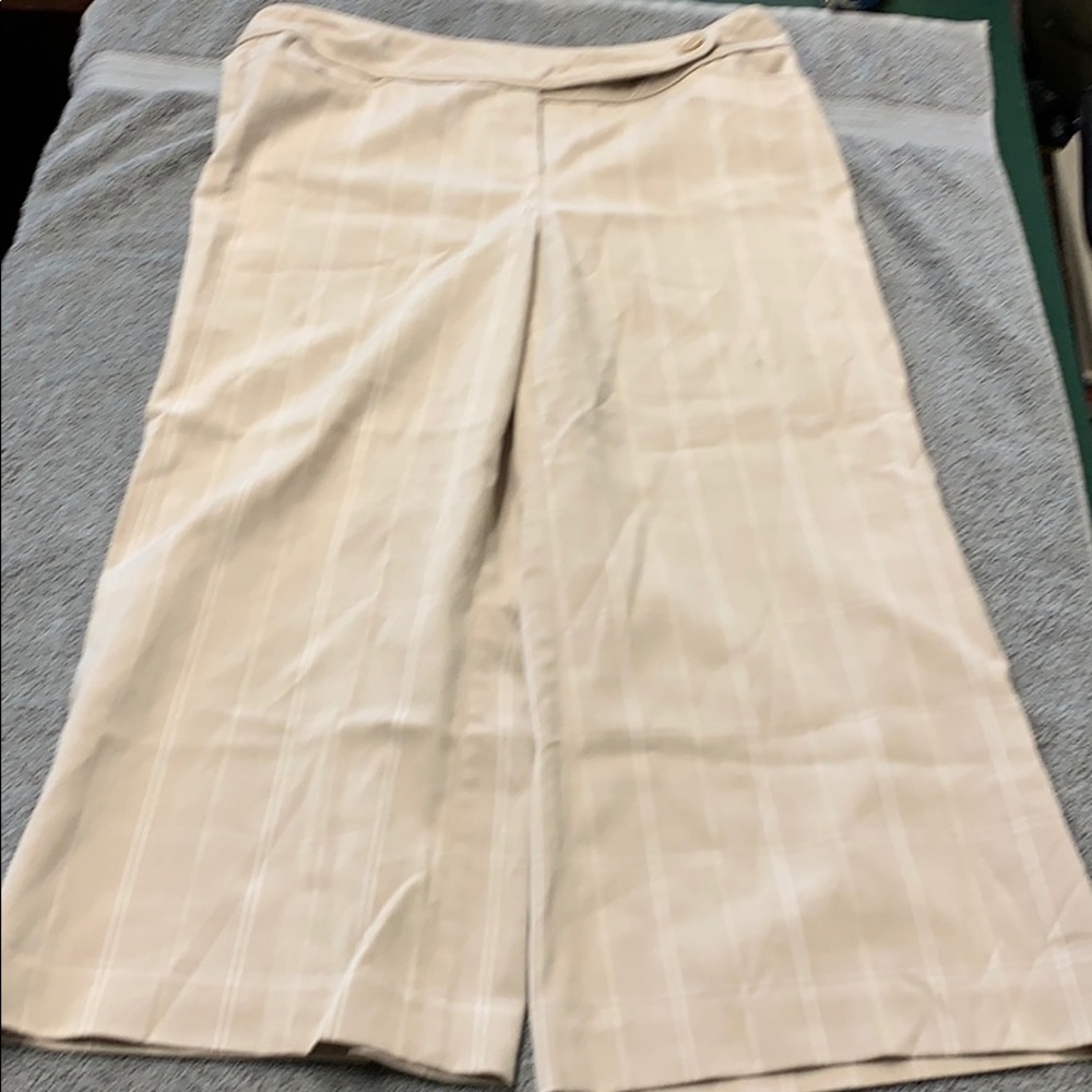White House Black Market Capris pants size 4